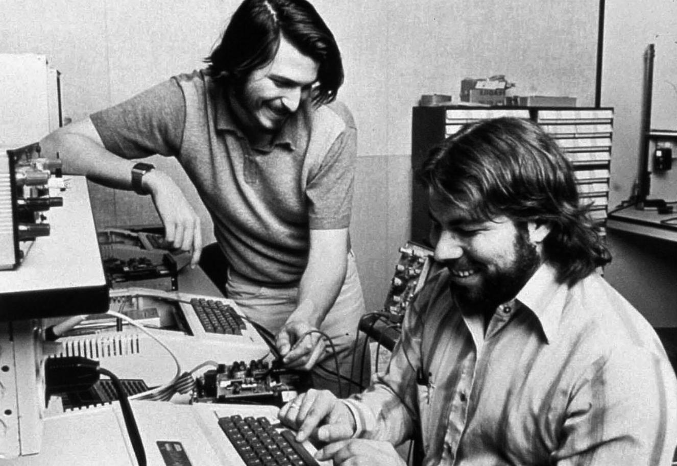 Apple Computer wurde 1976 von Steve Jobs (links), Steve Wozniak (rechts) und Ronald Wayne (nicht im Bild) in der Garage von Jobs' Eltern gegr&#x2e925d2e; (Archivfoto aus dem Jahr 1976). Foto: Apple +++(c) dpa - Report+++
